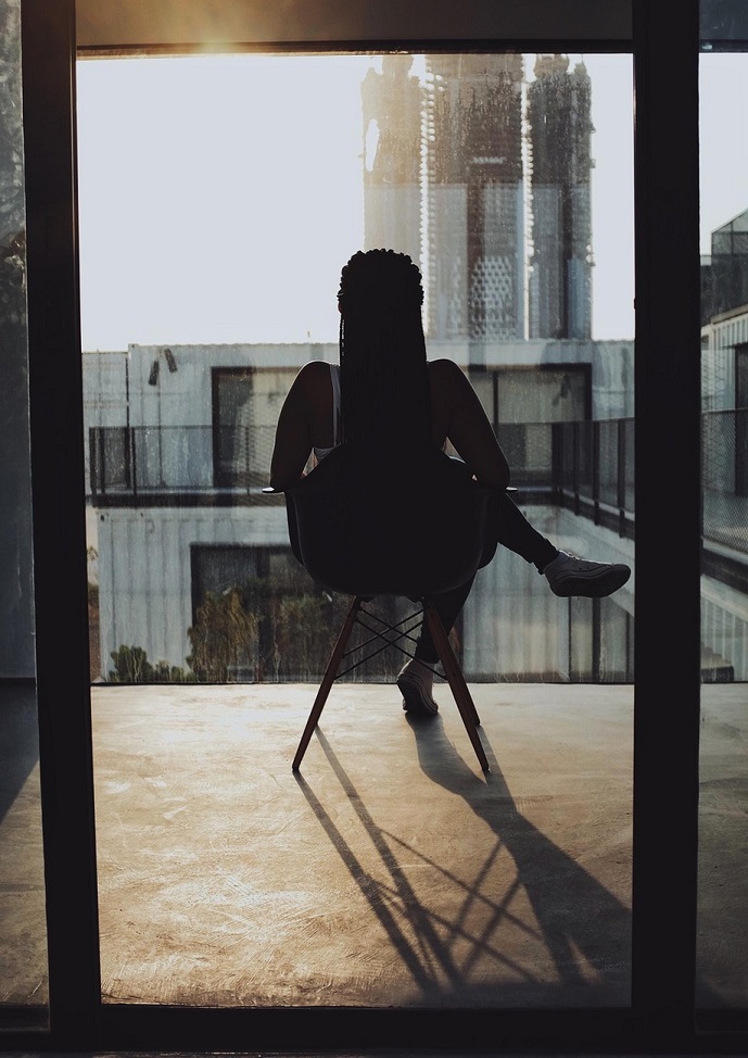 Image of a woman looking out at the city. Representing what you could expect from a black female therapist in Atlanta, GA. You can feel more confident and be your authentic self with therapy in Atlanta.